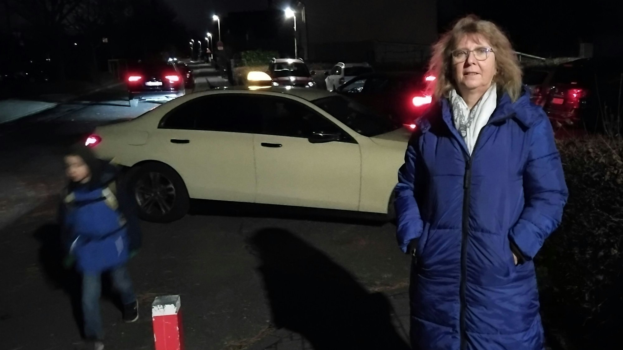 Eine Frau steht an einer Straße