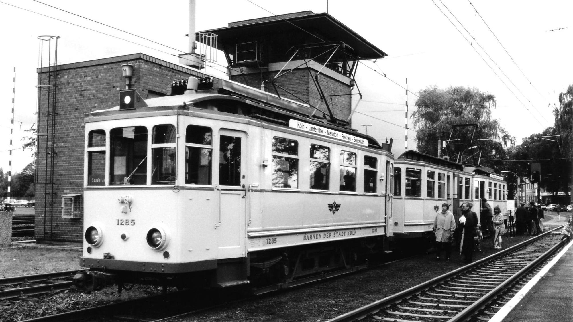 Das Foto zeigt eine S-W-Aufnahme der alten Stadtbahnlinie F, zu der ein Buch erschienen ist.