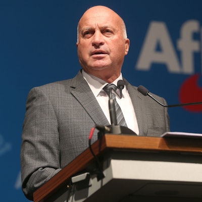 Rüdiger Lucassen steht an einem Rednerpult, auf einer Wand dahinter steht das AfD-Logo.