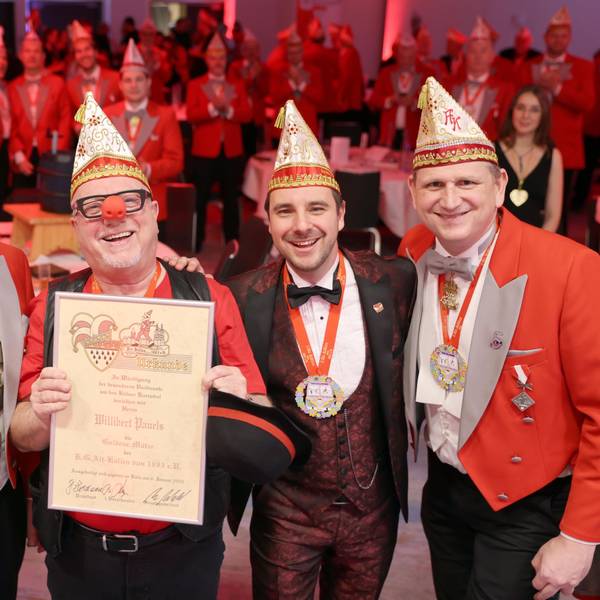Ehrung Willibert Pauels bei der KG Alt Köllen, v.l. Gregor Berthold (Präsident), Willibert Pauels, Stephan Henseler (Laudator), Uwe Lüdemann (Geschäftsführer)