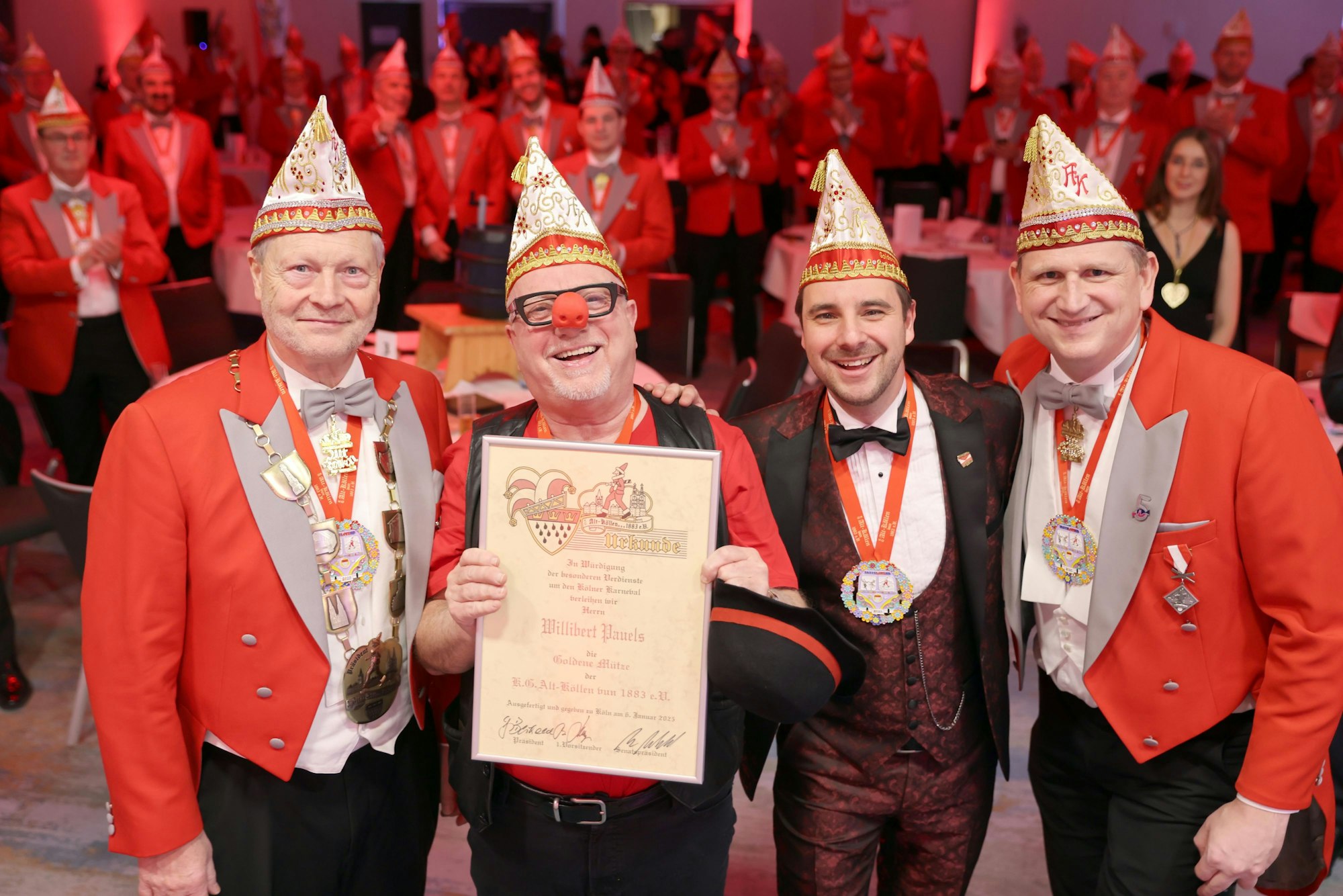Ehrung Willibert Pauels bei der KG Alt Köllen, v.l. Gregor Berthold (Präsident), Willibert Pauels, Stephan Henseler (Laudator), Uwe Lüdemann (Geschäftsführer)