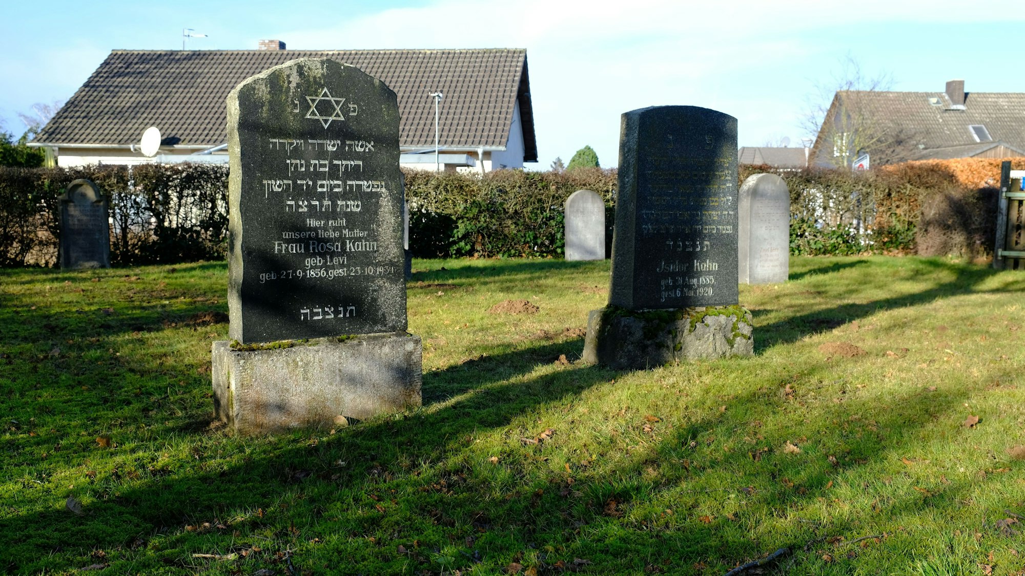 Auf dem ehemaligen jüdischen Friedhof in Arloff stehen einige alte Grabsteine.