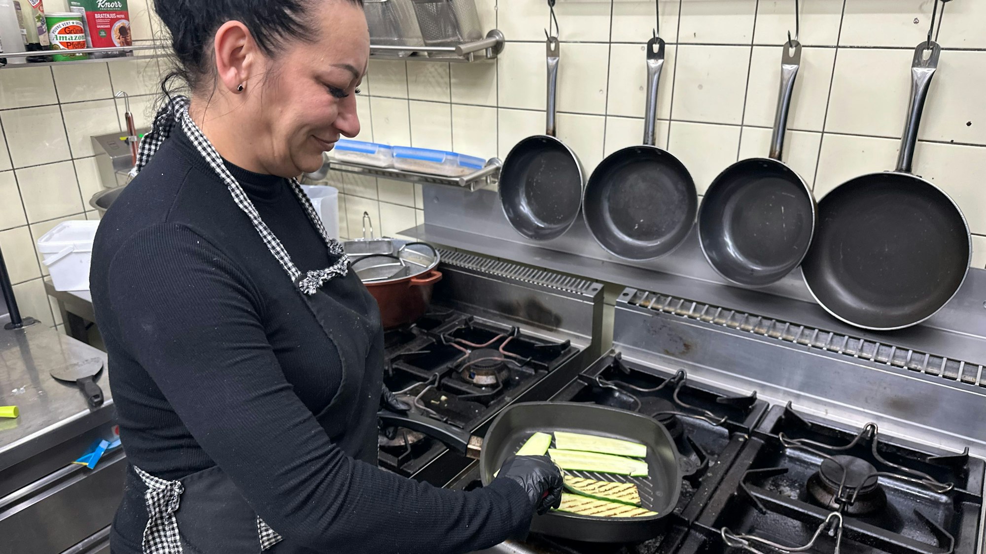 Das Restaurant Buon Cibo hat in Zündorf in den Räumen der Hubertusklause neu eröffnet. Flori Duica, hier am Herd, ist die Köchin und Mutter der Inhaberin Antonia Leordana.