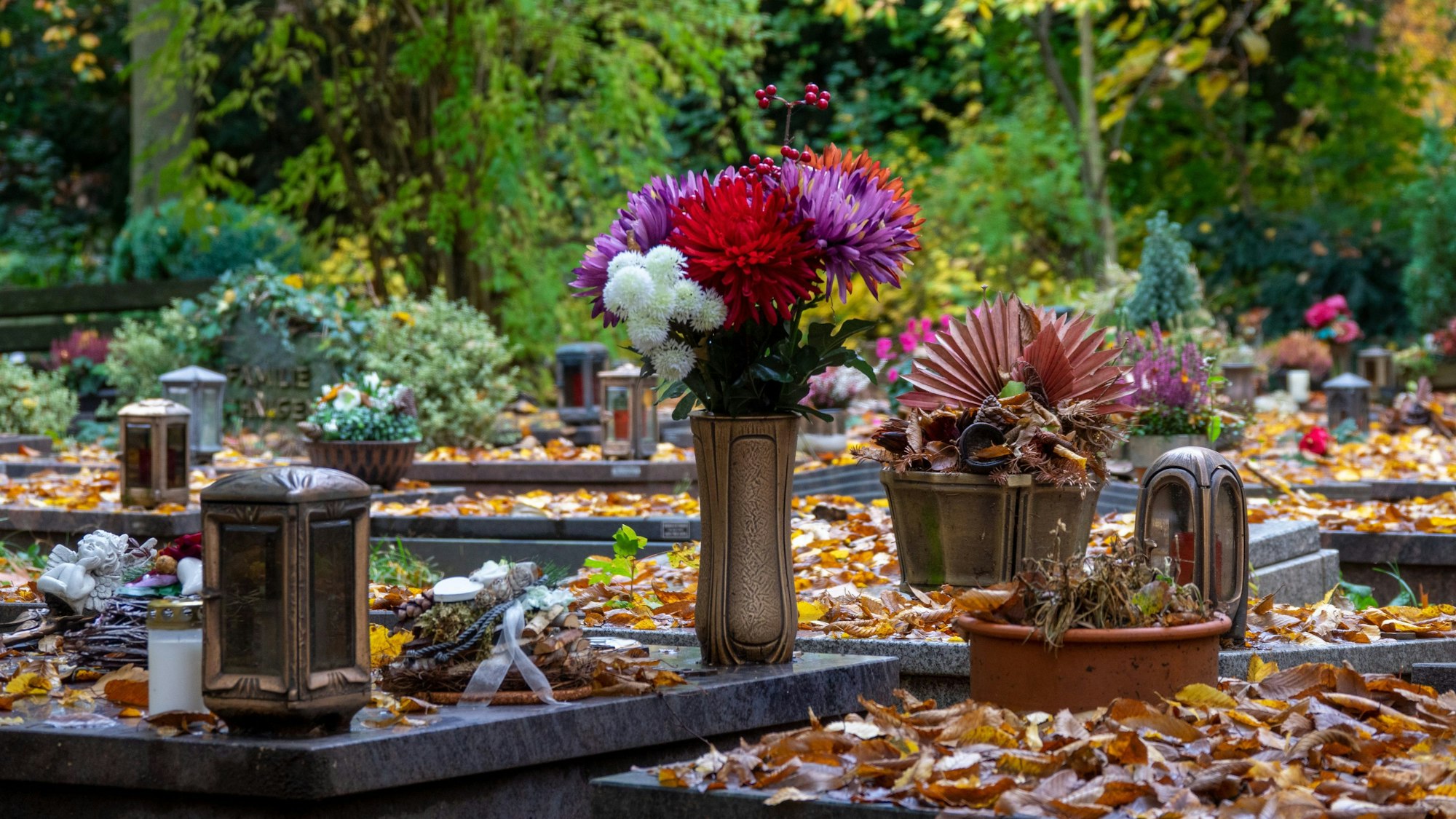 Das Foto zeigt ein Grab mit Grabschmuck.