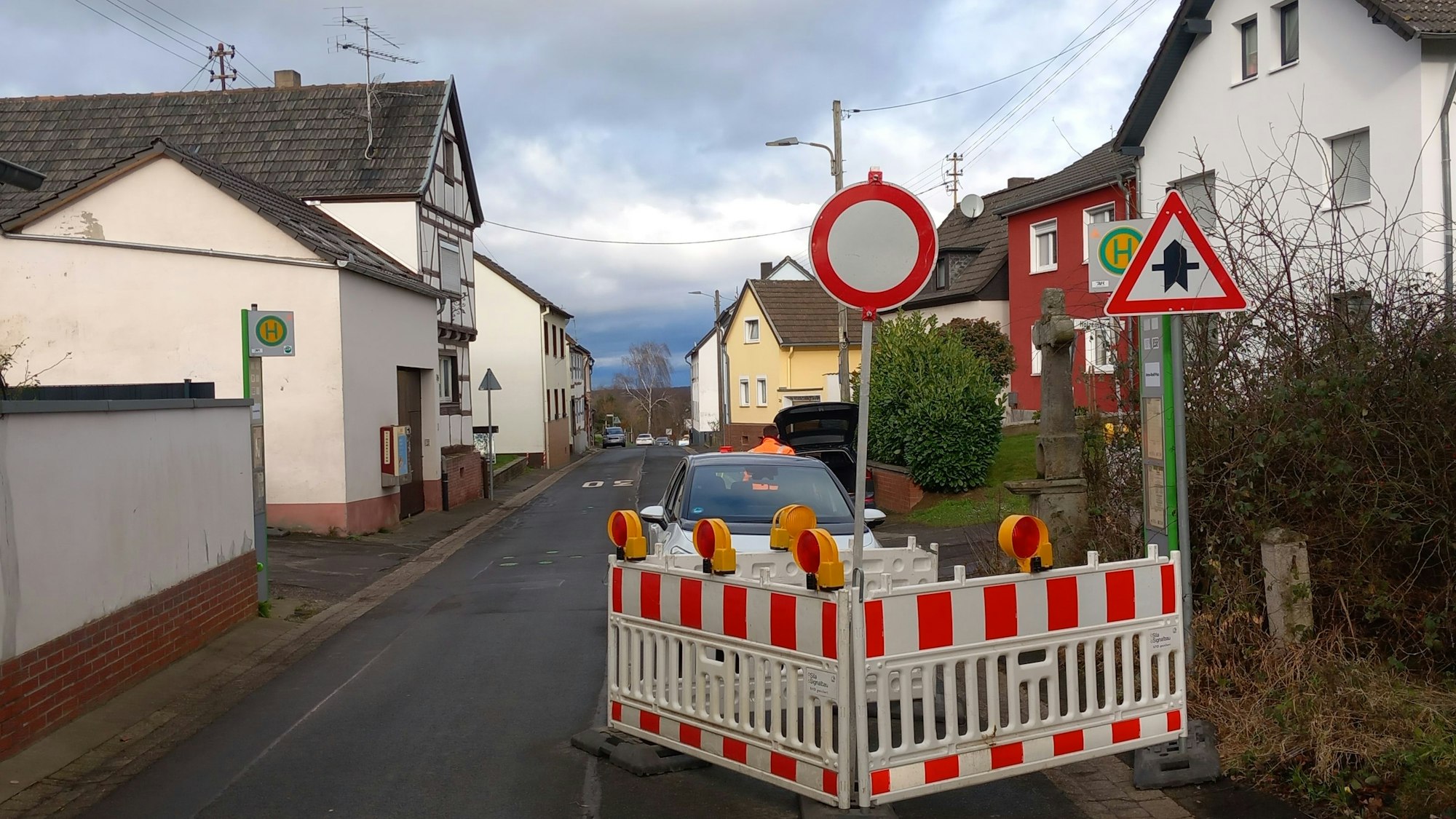 Straßenausbau Holzem - Die Bushaltestelle wird an den Ortseingang verlegt