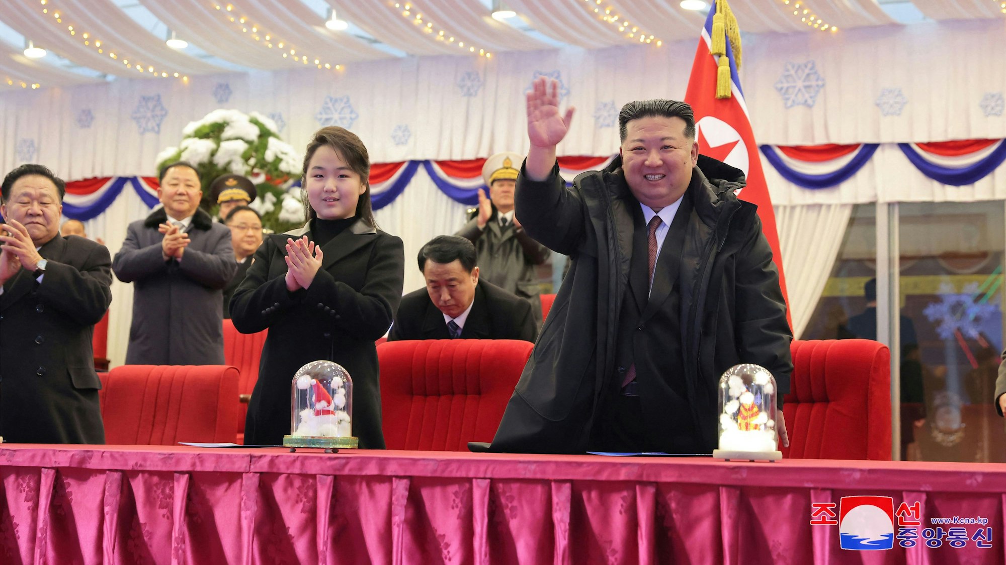 Kim Jong Un und seine Ju Ae lassen sich in Nordkorea feier.
