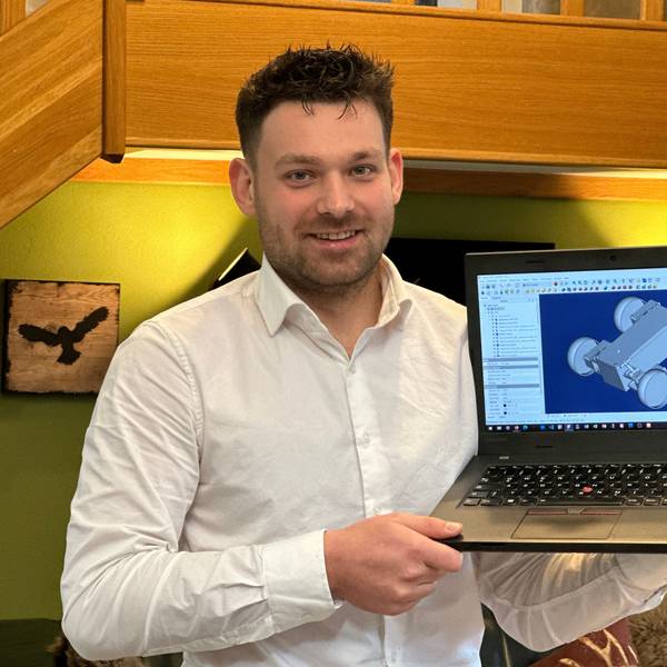Aleksander Sadowski mit der Simulation eines Mars-Roboters.