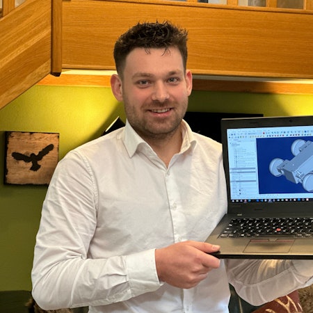 Aleksander Sadowski mit der Simulation eines Mars-Roboters.