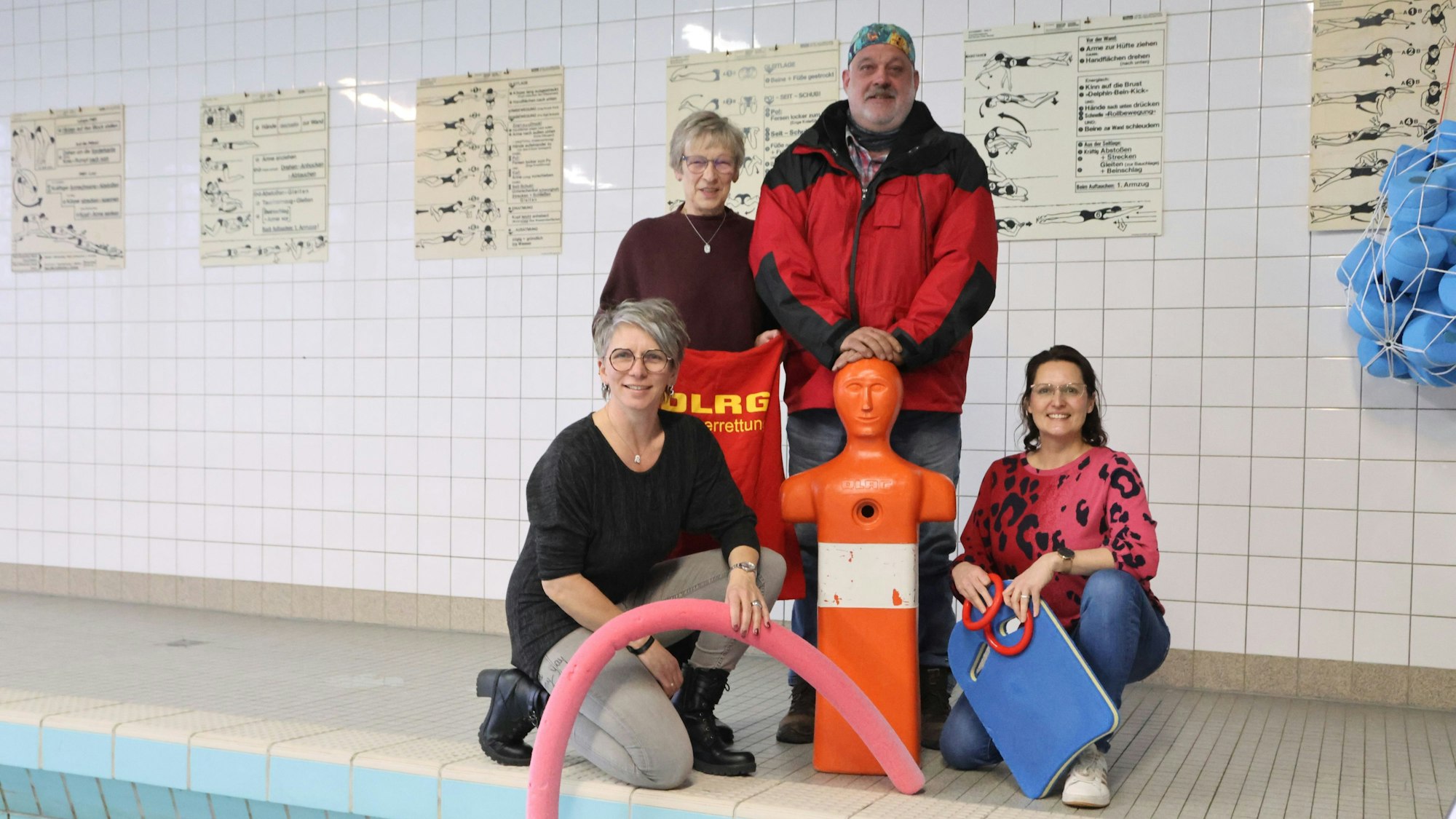 DLRG-Aktivisten am Beckenrand.