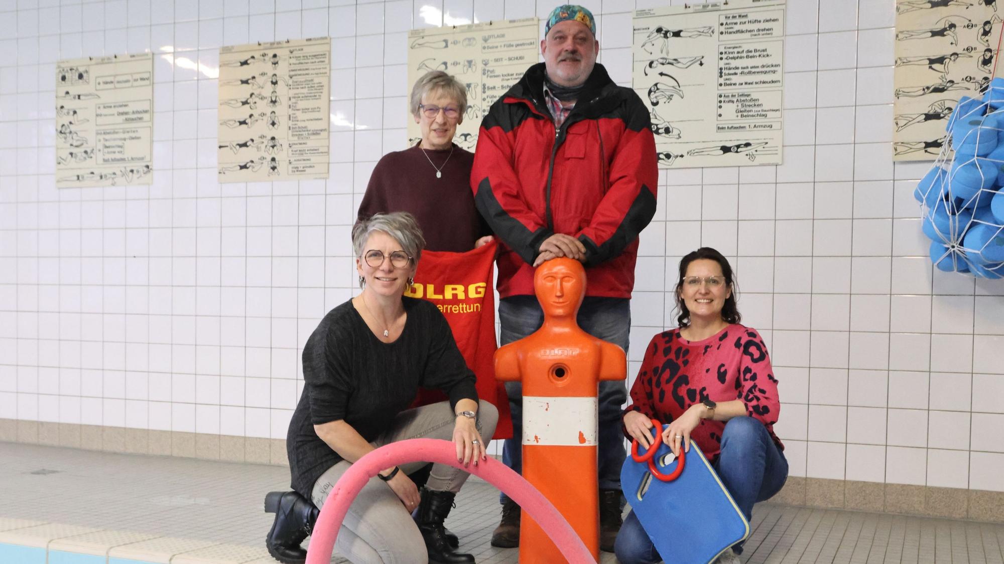 Tanja Hacke (v.l.), Liane Prübusch, André Gundlach und Kristin Liedke-Uhle kämpfen für die Zukunft der Schwimmhalle.