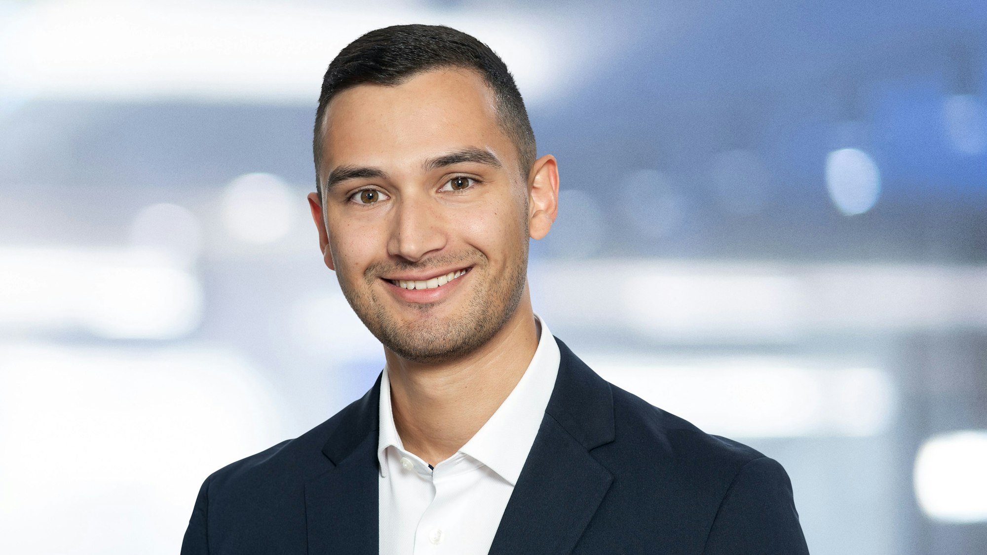 Auf dem Bild ist das Portrait eines jungen Mannes zu sehen, der als Zentrenmanager in Frechen aktiv ist.