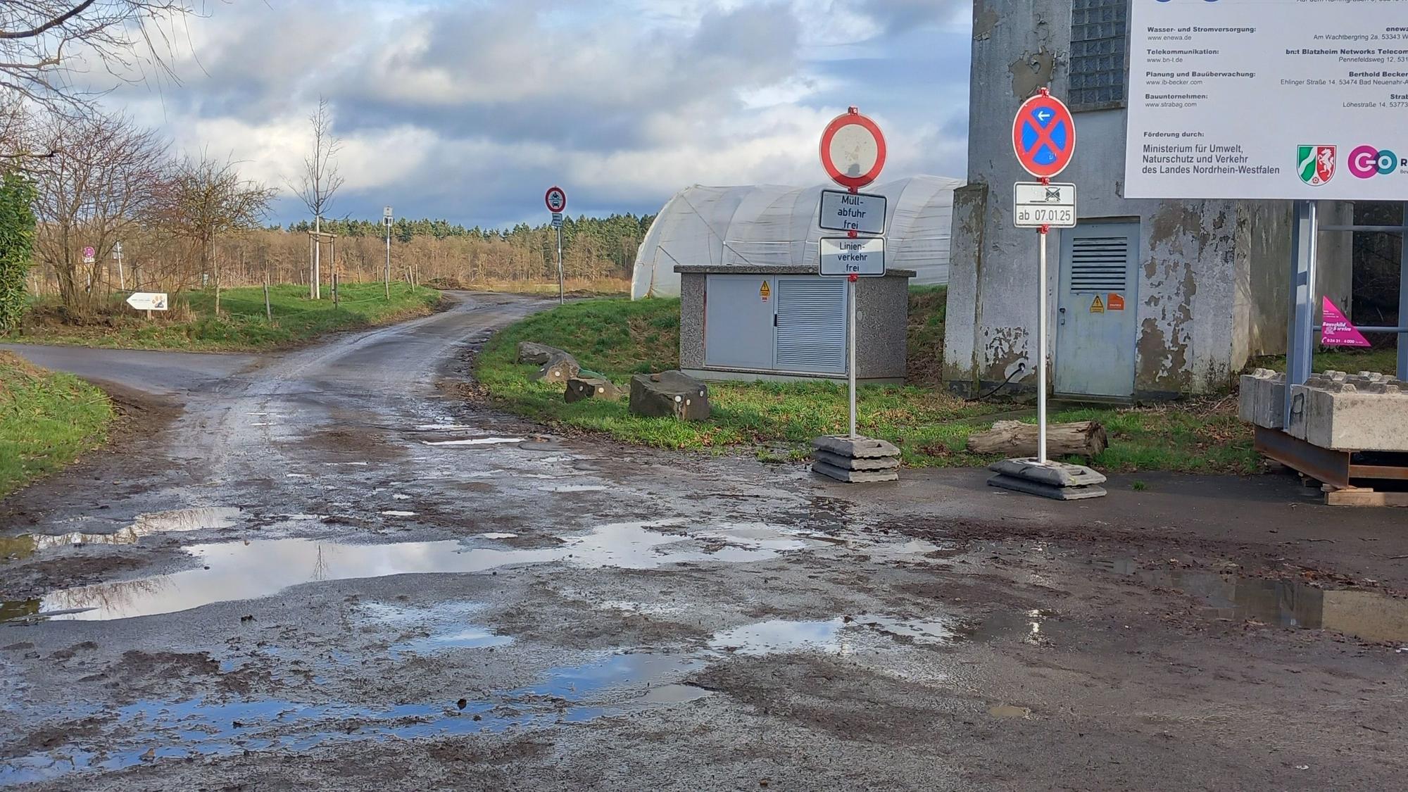 Straßenausbau Holzem - Wasser kommt vom Feld zur Straße geflossen