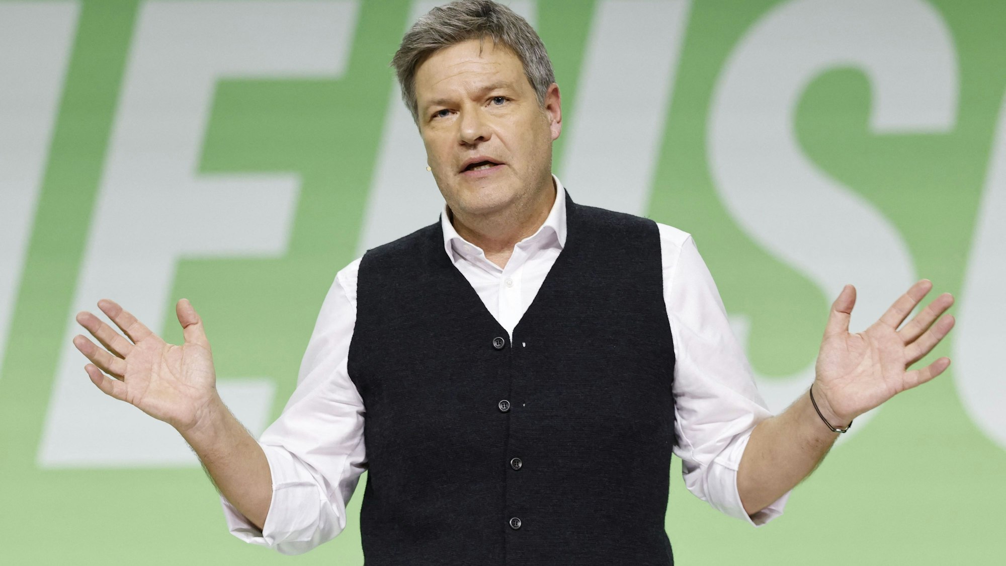 Grünen-Kanzlerkandidat Robert Habeck spricht auf einer Party seiner Partei vor der anstehenden Bundestagswahl am 23. Februar.