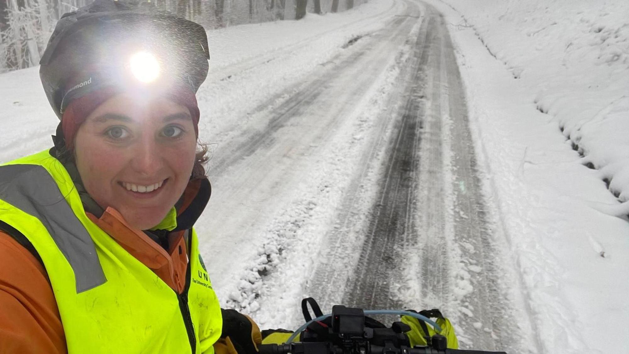 Zu sehen ist Madeleine Alisa Wörner auf einer verschneiten Straße.