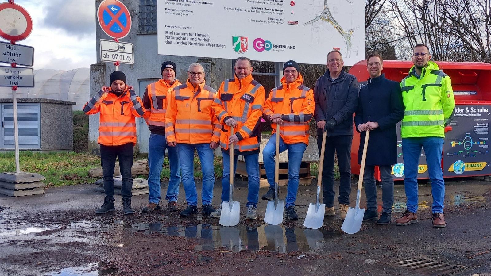 Straßenausbau Holzem - Baubeginn mit Spaten