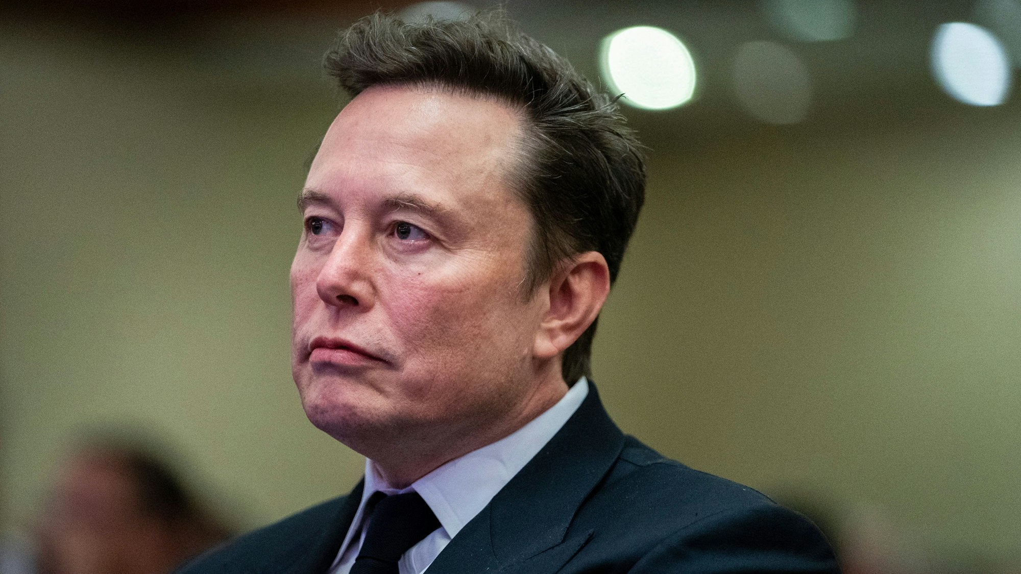 Elon Musk, Tech-Milliardär und Besitzer von „Tesla“ und „X“ nimmt ebenfalls an der Amtseinführung teil.