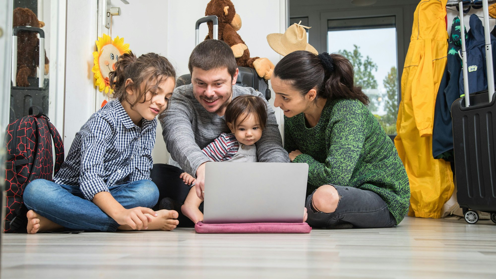 Wohin soll es gehen? In diesen Tagen sitzen auch viele Familien vor dem Rechner und planen ihren Sommerurlaub. (Symbolbild)