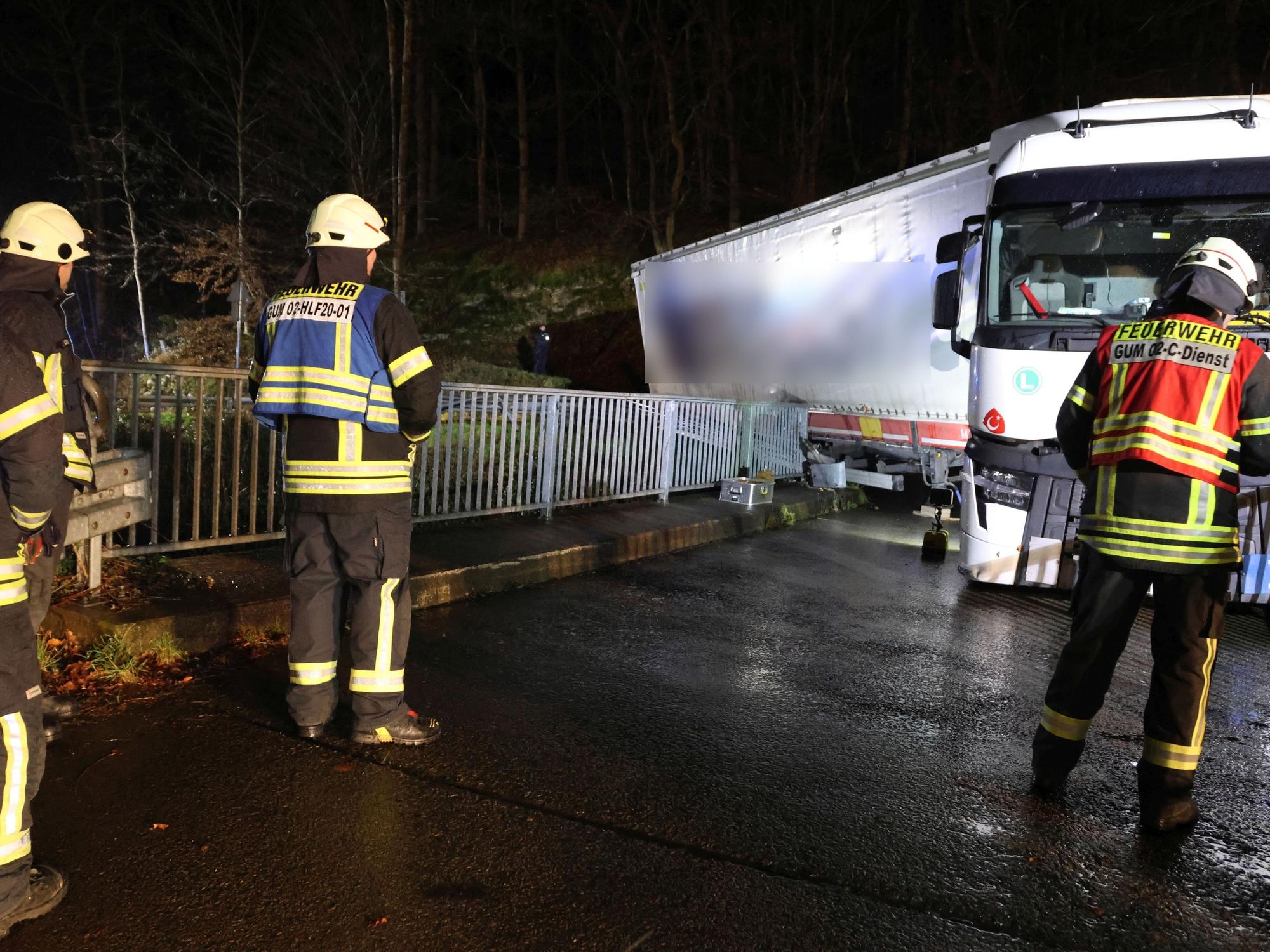 Beim Einbiegen auf die schmale Brücke verkeilte sich der Sattelzug im Geländer.