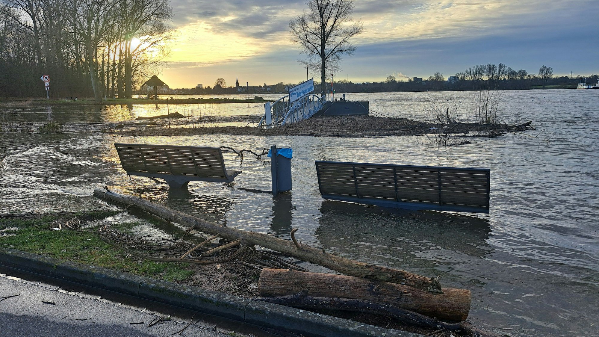 Am Rheinufer in Niederkassel-Mondorf sind die Hinterlassenschaften des zwischenzeitlichen Hochwassers zu sehen.