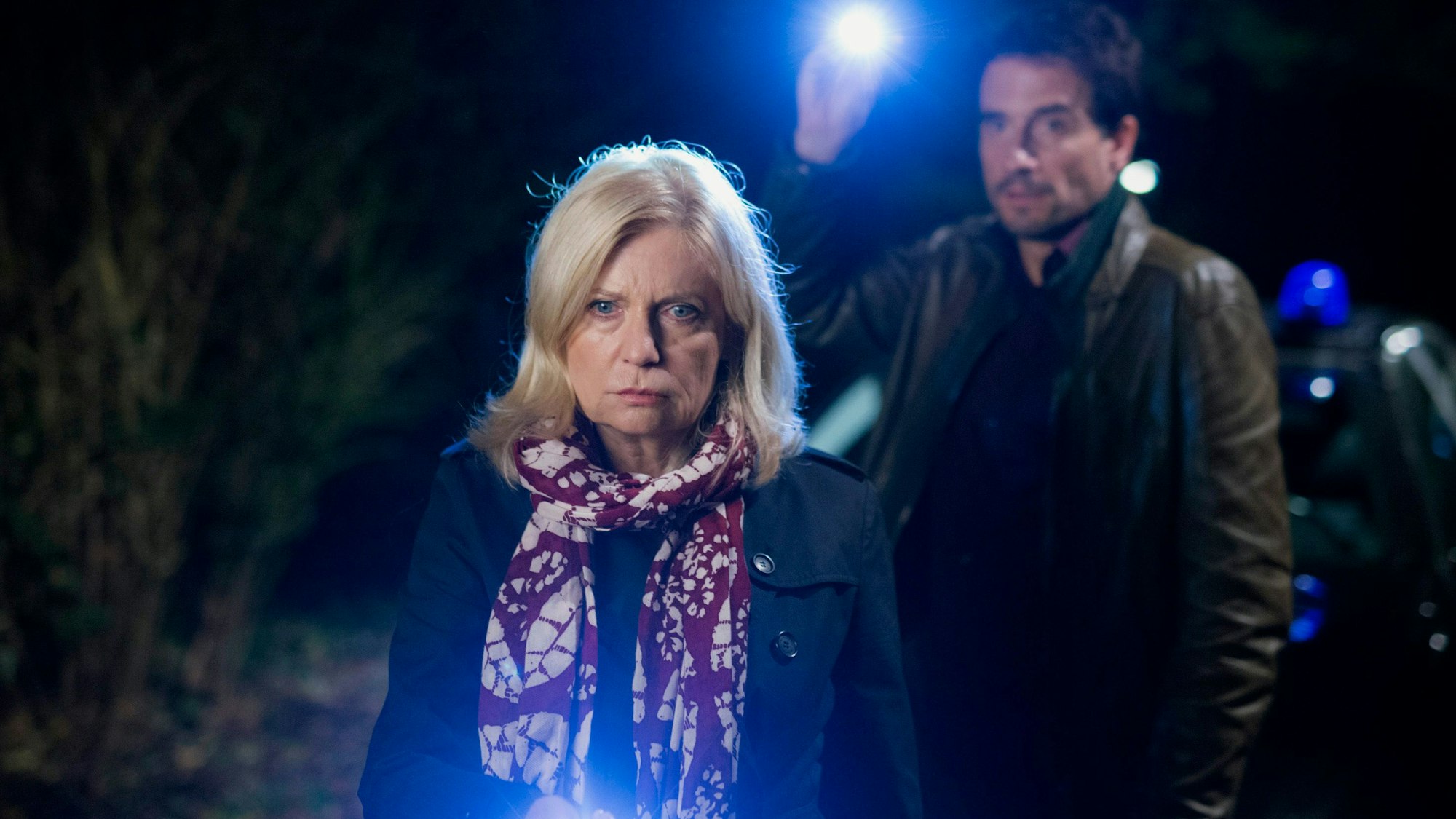 Hauptkommissarin Inga Lürsen (Sabine Postel) sucht im Park nach Spuren.