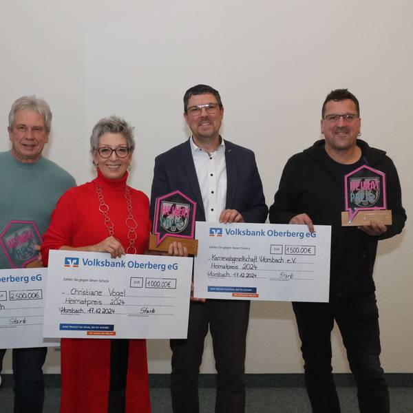 Schecks für die Gewinner: Bürgermeister Jörg Bukowski (2. v.r.) zeichnete (v.l.) Werner Schuh, Christiane Vogel und Stefan Muth aus. Eine Jury hatte sie als Sieger bestimmt.
