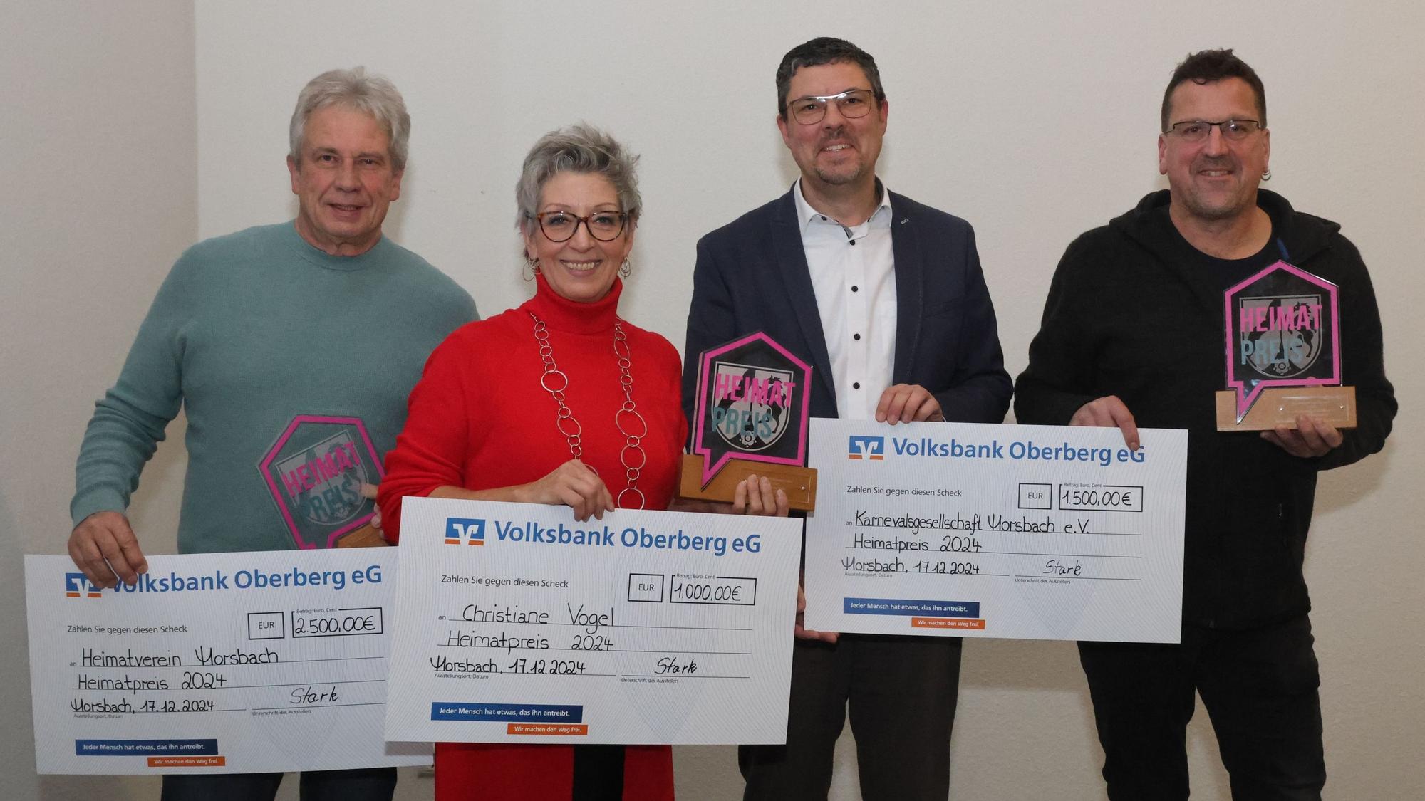 Schecks für die Gewinner: Bürgermeister Jörg Bukowski (2. v.r.) zeichnete (v.l.) Werner Schuh, Christiane Vogel und Stefan Muth aus. Eine Jury hatte sie als Sieger bestimmt.