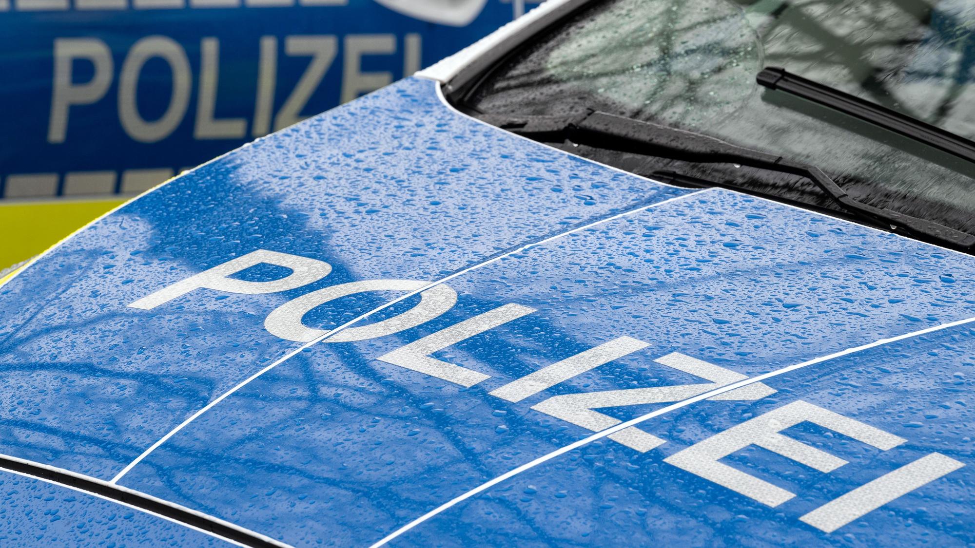 Der Schriftzug „Polizei“ ist auf der Kühlerhaube eines Autos zu lesen.