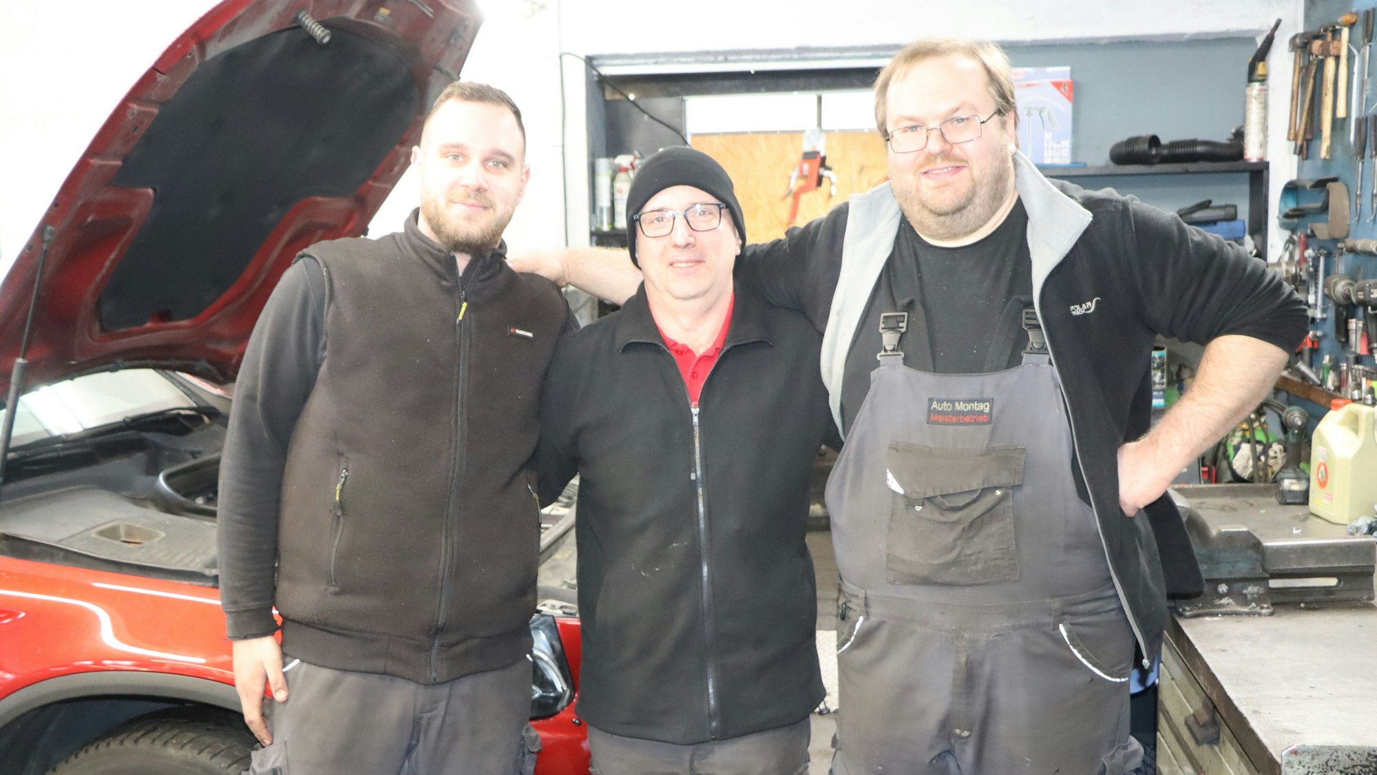 Das Foto zeigt der neuen Chef Andreas Montag mit seinen beiden Gesellen Christian Fussy und Alen Ahmetovic.