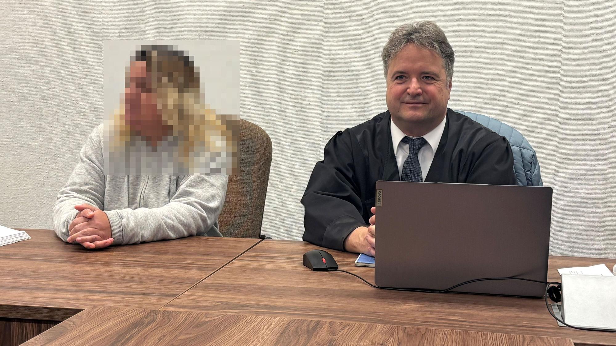 08.01.2025
SChüttelbaby, Landgericht köln
BU: Die 41-Jährige und ihr Verteidiger Philipp Mohrschulz im Gerichtssaal.