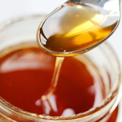 Auf dem Foto ist ein Glas Honig zu sehen.