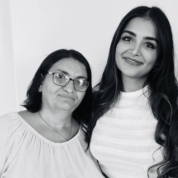 Das Schwarz-Weiß-Foto zeigt Zizik, genannt Zosan, Sahbaz (li.) und ihre Tochter Pinar.