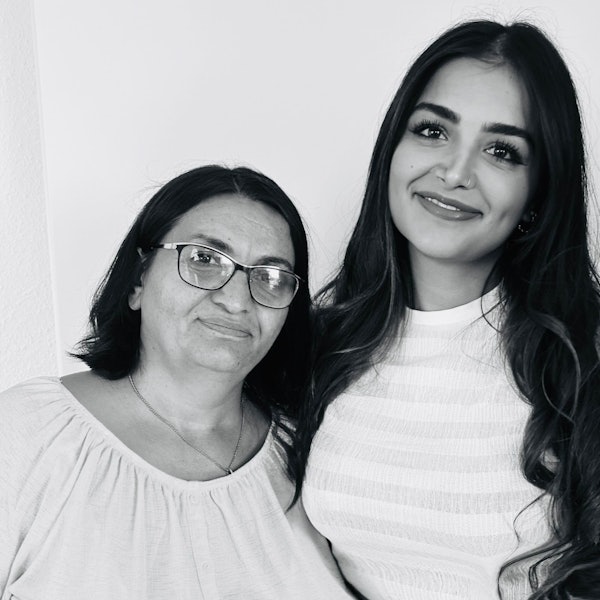 Das Schwarz-Weiß-Foto zeigt Zizik, genannt Zosan, Sahbaz (li.) und ihre Tochter Pinar.