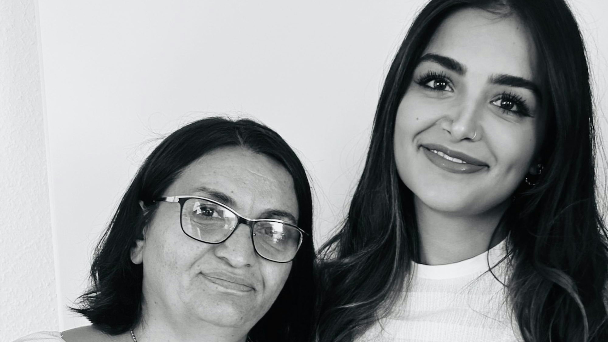 Das Schwarz-Weiß-Foto zeigt Zizik, genannt Zosan, Sahbaz (li.) und ihre Tochter Pinar.