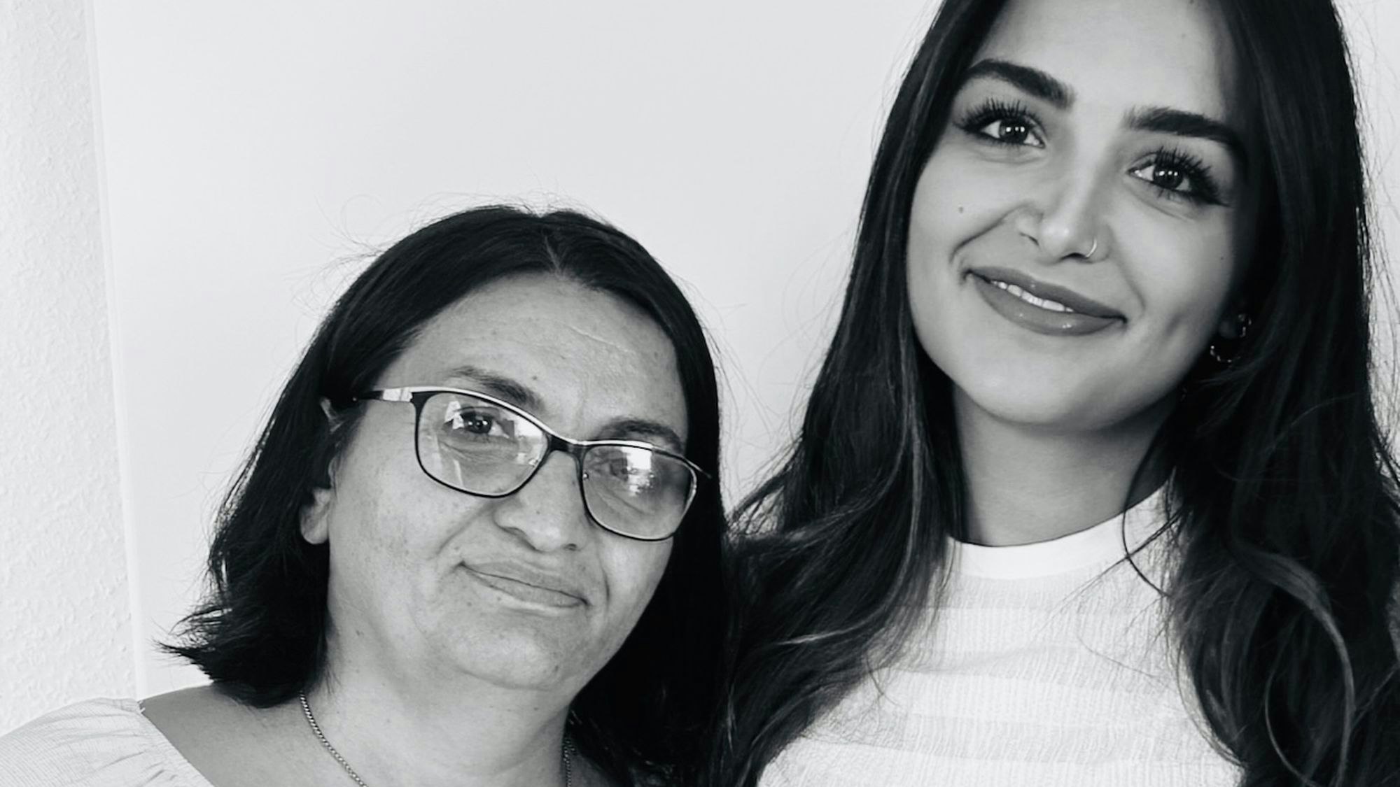 Das Schwarz-Weiß-Foto zeigt Zizik, genannt Zosan, Sahbaz (li.) und ihre Tochter Pinar.