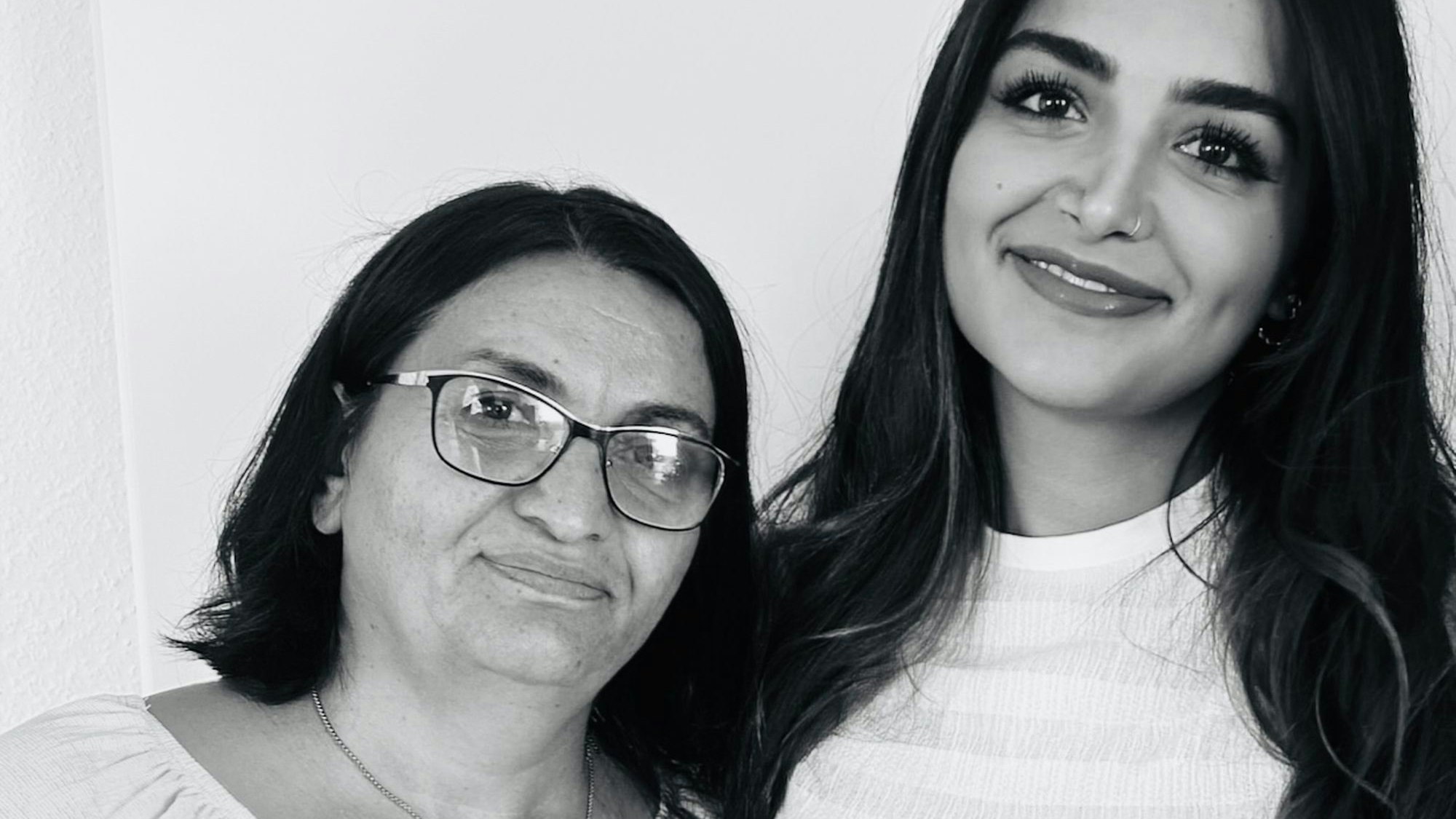 Das Schwarz-Weiß-Foto zeigt Zizik, genannt Zosan, Sahbaz (li.) und ihre Tochter Pinar.