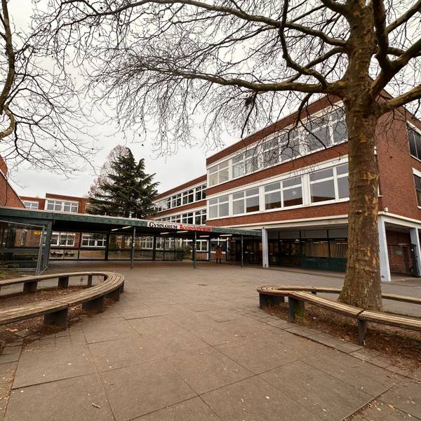 Für eine Generalsanierung soll das Gymnasium Rodenkirchen ausgelagert werden.
