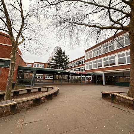 Für eine Generalsanierung soll das Gymnasium Rodenkirchen ausgelagert werden.