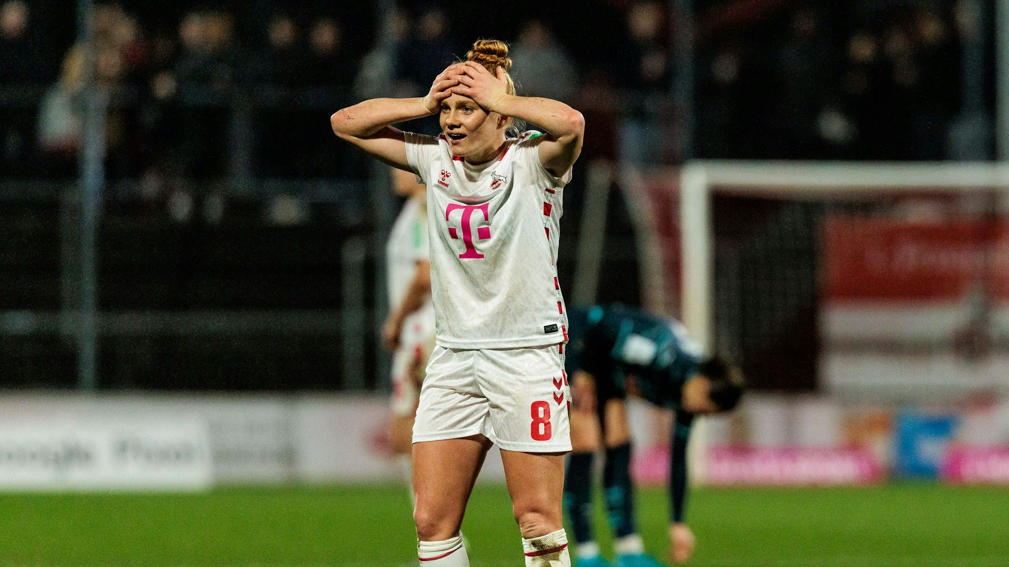 Laura Vogt schlägt fassungslos die Hände über dem Kopf zusammen.