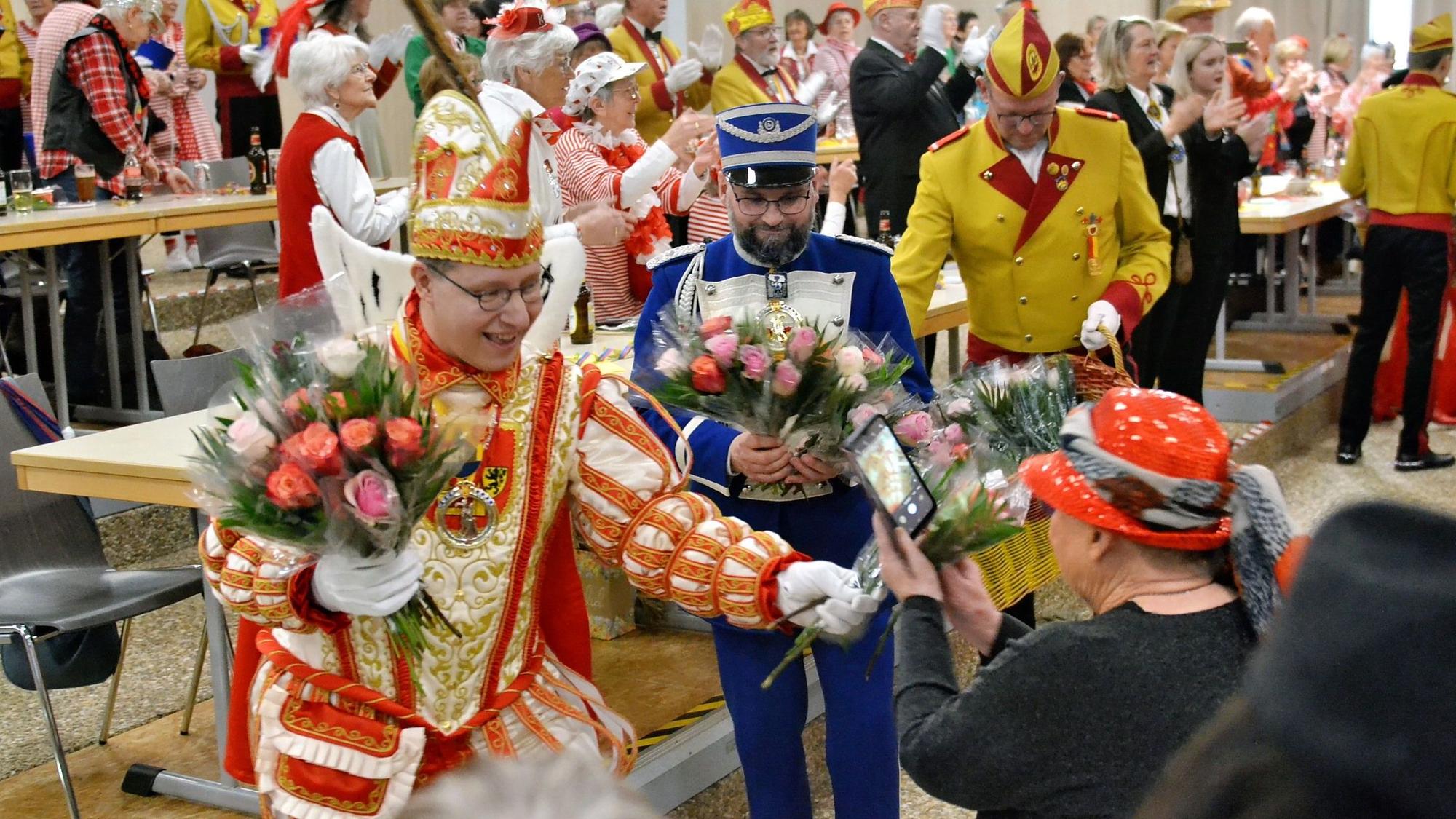 Prinz Jens I. überreicht einer Besucherin ein Strüßje.