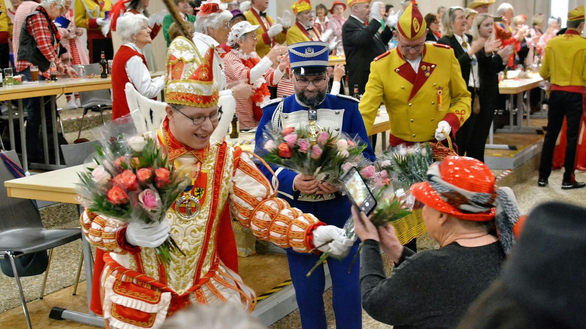 Prinz Jens I. überreicht einer Besucherin ein Strüßje.