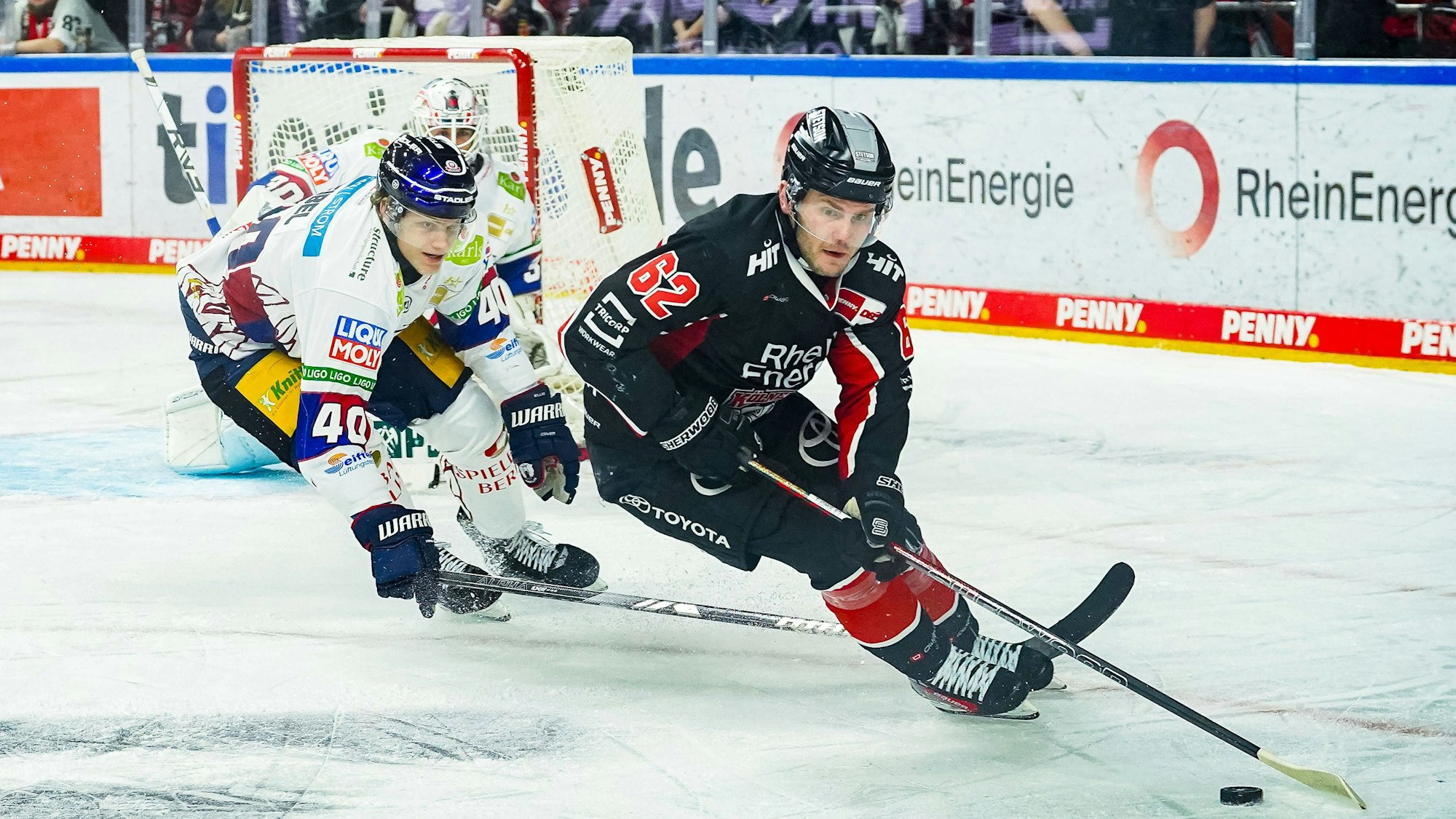 Fehlt in Straubing: Haie-Angreifer Parker Tuomie (r.).