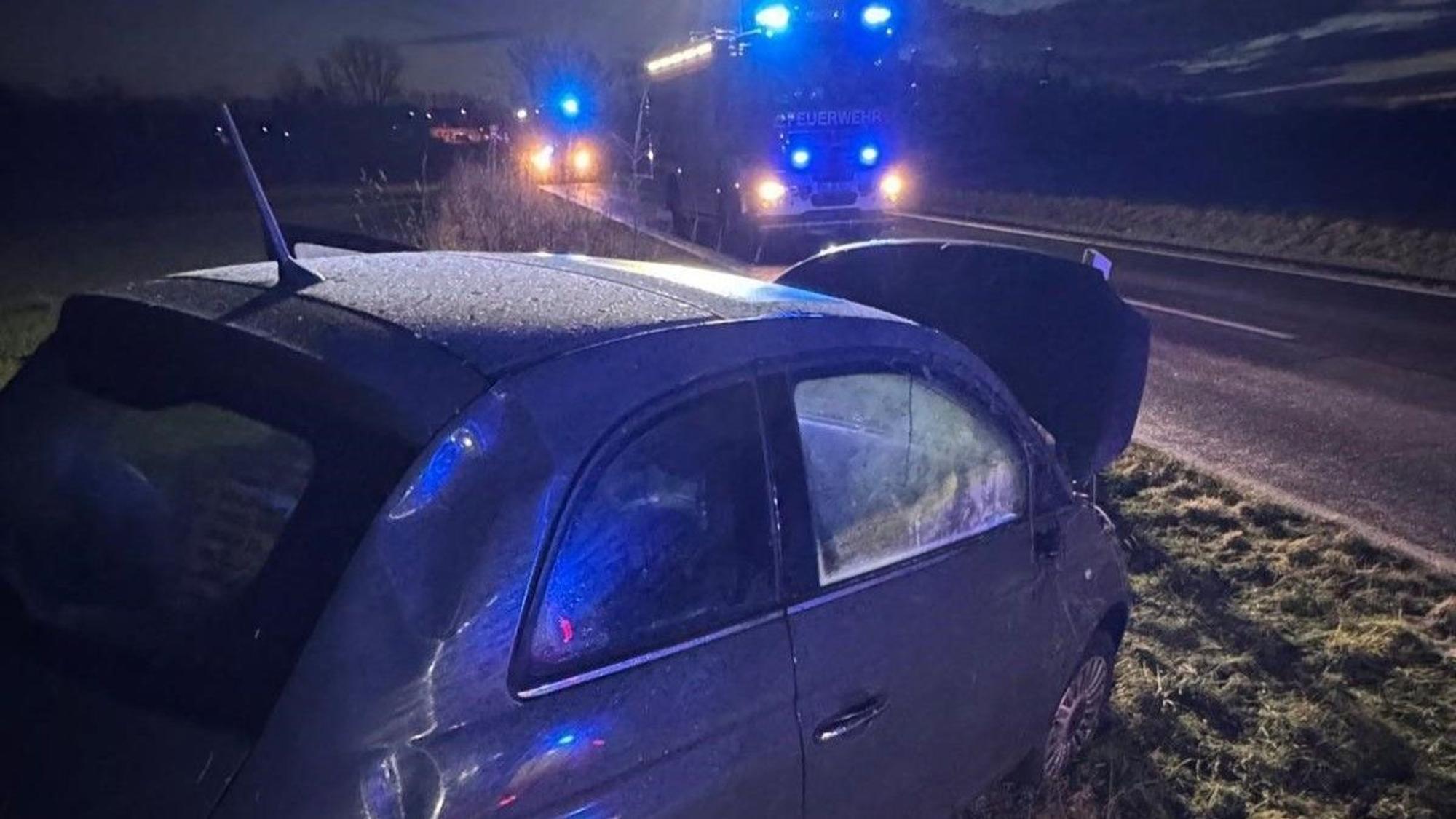 Der Wagen überschlug sich auf einem Feld zwischen Berrenrath und Türnich. Der Fahrer wurde schwer verletzt.