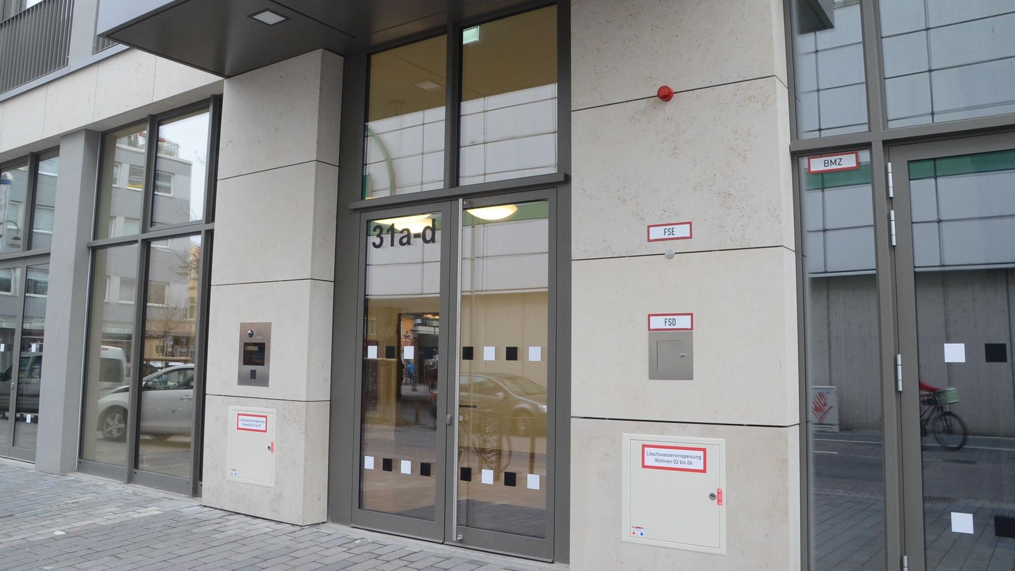 Nur mit Mühe lässt sich die Haustür am Kaiser Carré öffnen; zu schwer für Giselher Alleexi im Rollstuhl. Die Kreissparkasse hat eine Verbesserung zugesagt.