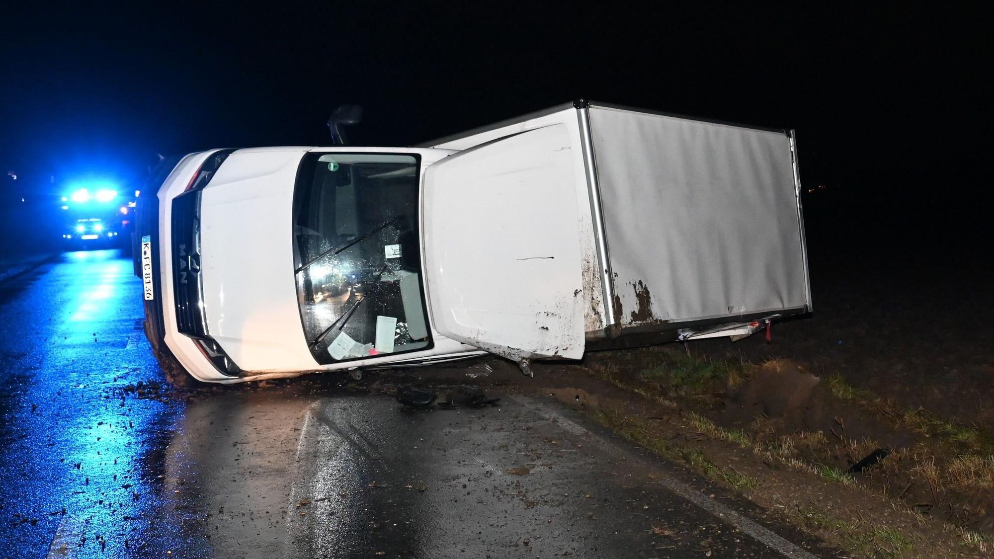 Auf der L276 war ein Lkw nach rechts von der Fahrbahn abgekommen.