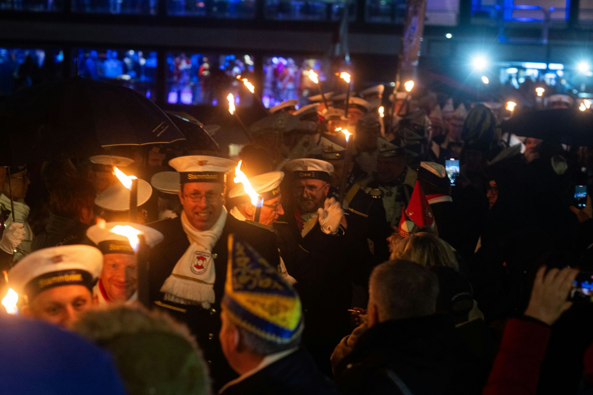 Von Fackeln begleitet zog das designierte Dreigestirn ins Dorint-Hotel amHeumarkt. Von hier geht es ab Freitag zu rund 400 Terminen.