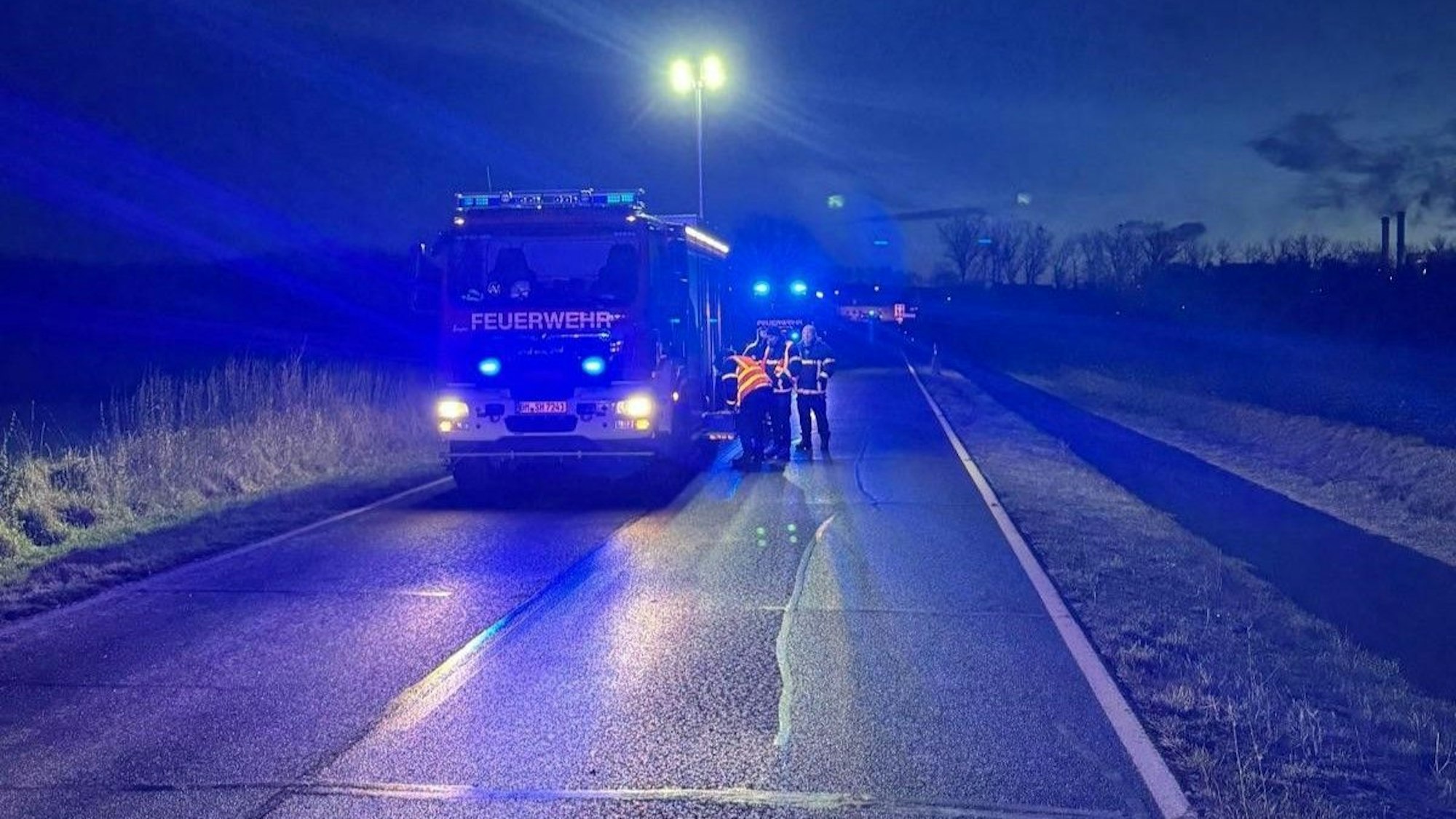 Feuerwerh und Rettungskräfte am Unfallort in Hürth-Berrenrath.