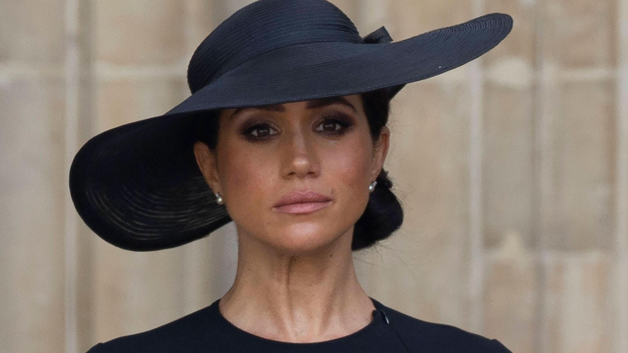 Die Frau von Prinz Harry schaut ernst.