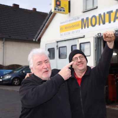 Das Foto zeigt Vater Alfred Montag und seinen Sohn vor der Werkstatt bei der Betriebsüergabe.