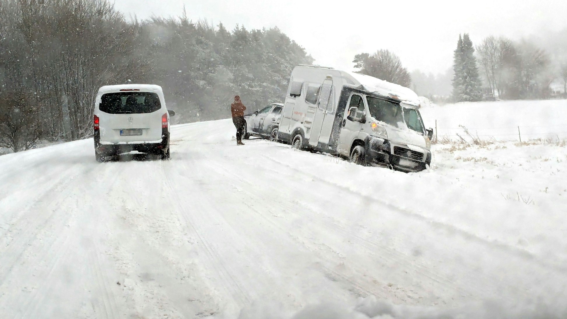 Auf schneeglatter Fahrbahn ist auf der L206 zwischen Zingsheim und Keldenich ein Wohnmobil in den Graben gerutscht.