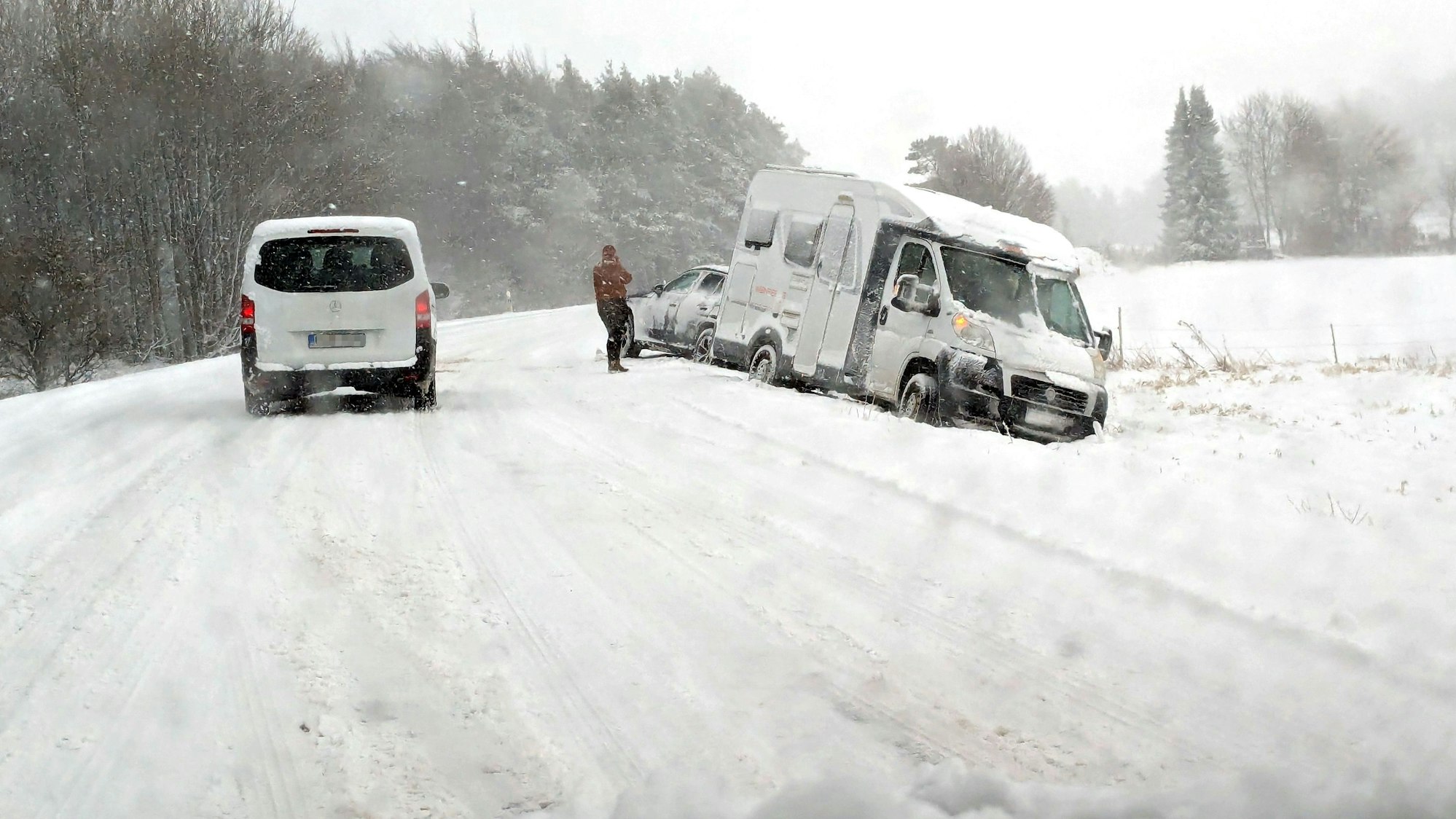 Auf schneeglatter Fahrbahn ist auf der L206 zwischen Zingsheim und Keldenich ein Wohnmobil in den Graben gerutscht.